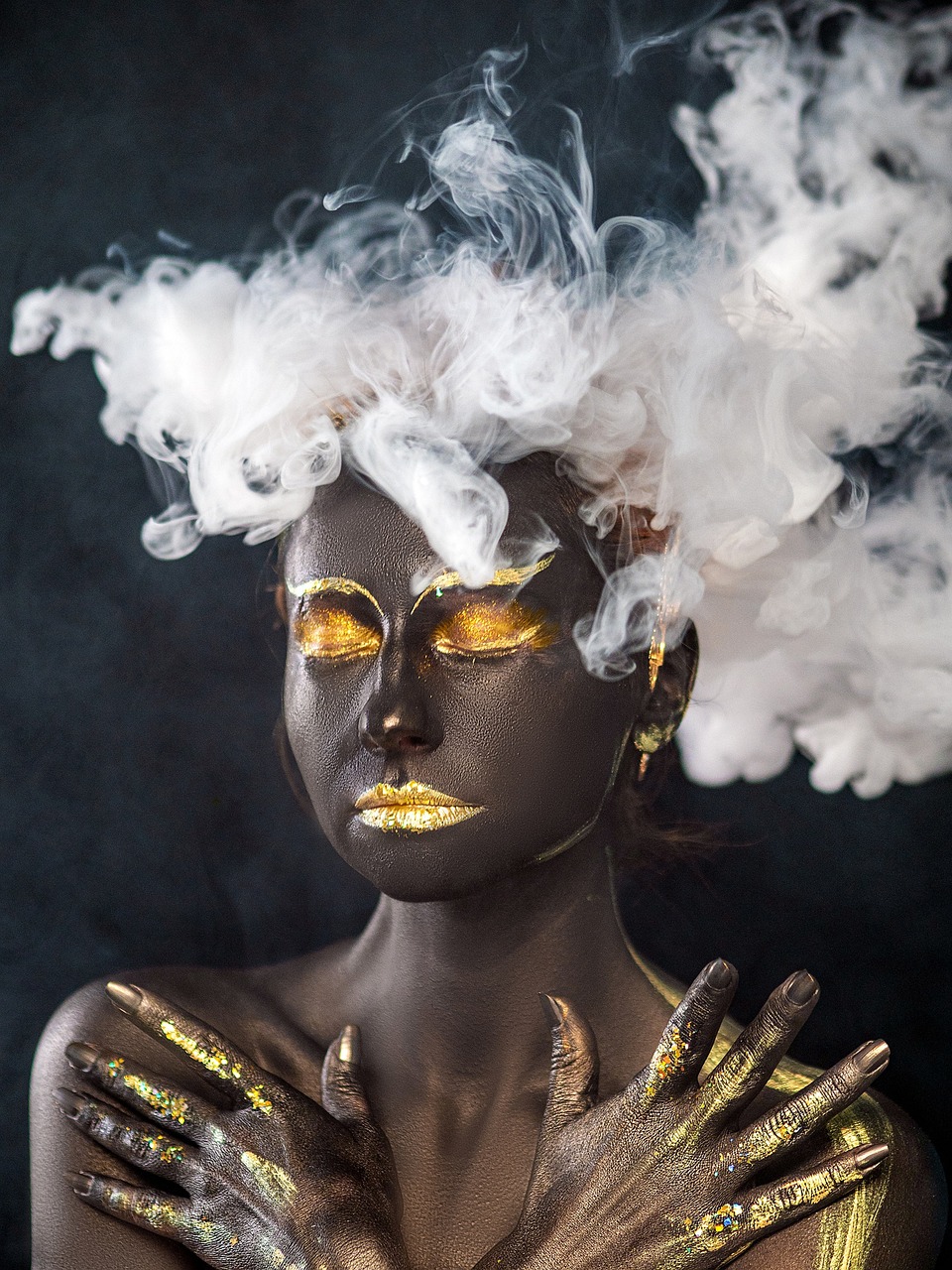 portfolio-03 afro, africa, people, young woman, dark skin, smoke, body art, makeup, creative, example, creation, gold, black, white, steam, cloud, fog, afro, afro, afro, afro, afro, example
